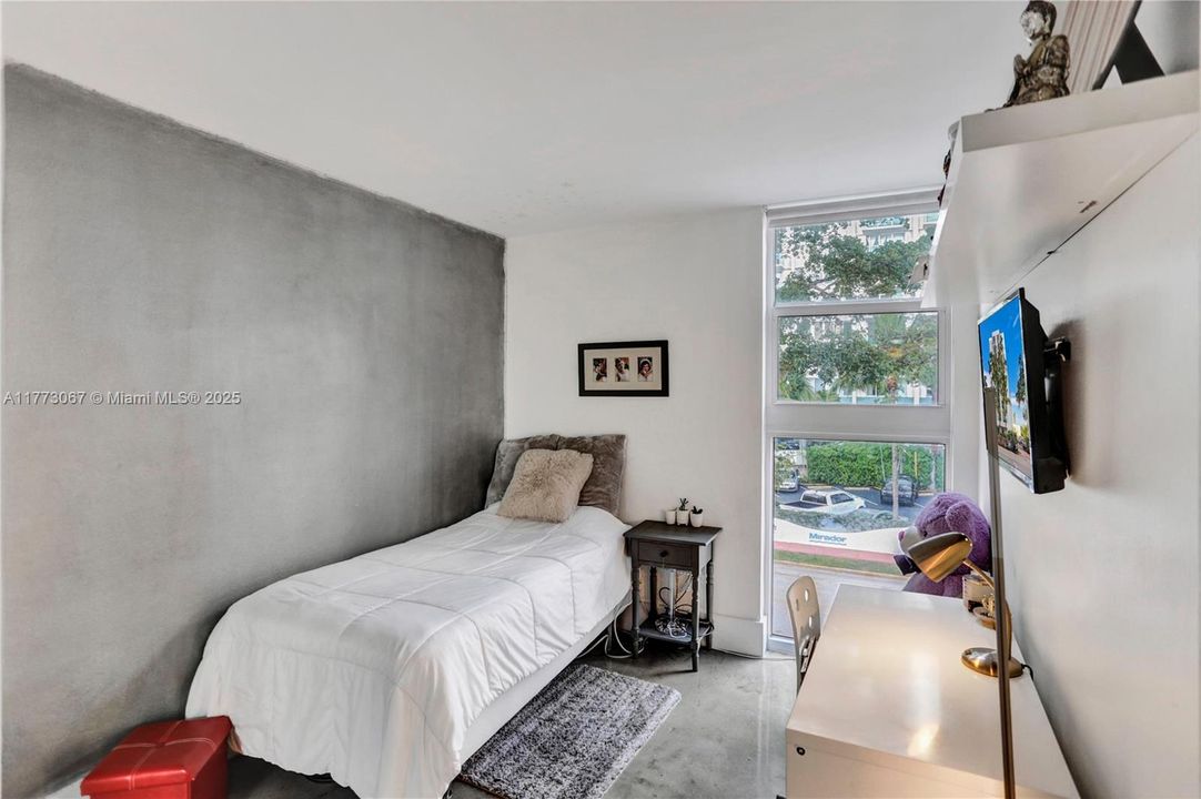For Sale: $415,000 (2 beds, 1 baths, 983 Square Feet)