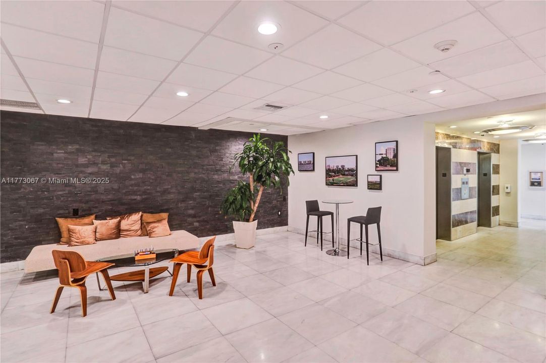 For Sale: $415,000 (2 beds, 1 baths, 983 Square Feet)