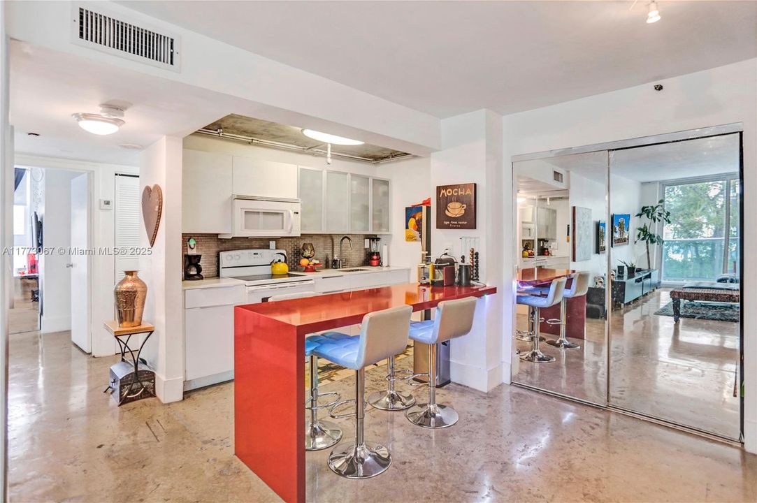 For Sale: $415,000 (2 beds, 1 baths, 983 Square Feet)