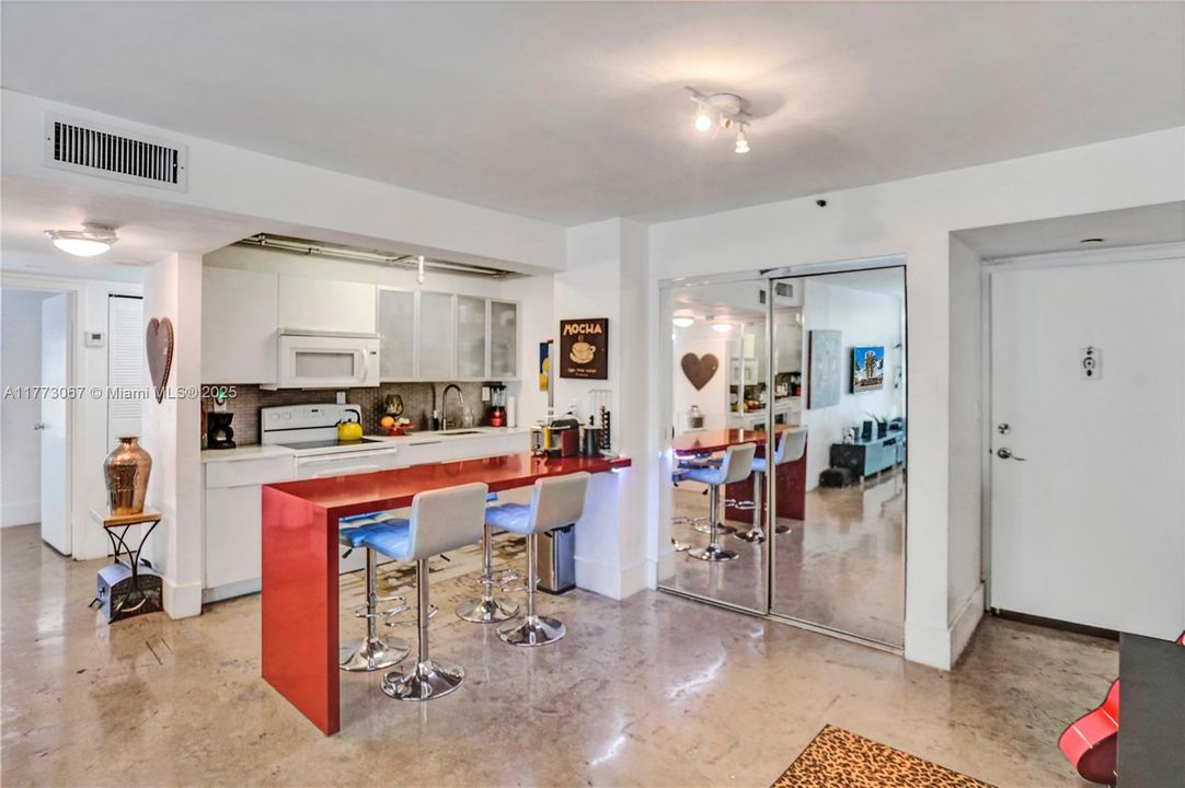 For Sale: $415,000 (2 beds, 1 baths, 983 Square Feet)