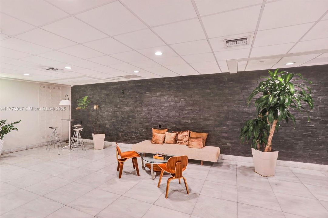 For Sale: $415,000 (2 beds, 1 baths, 983 Square Feet)