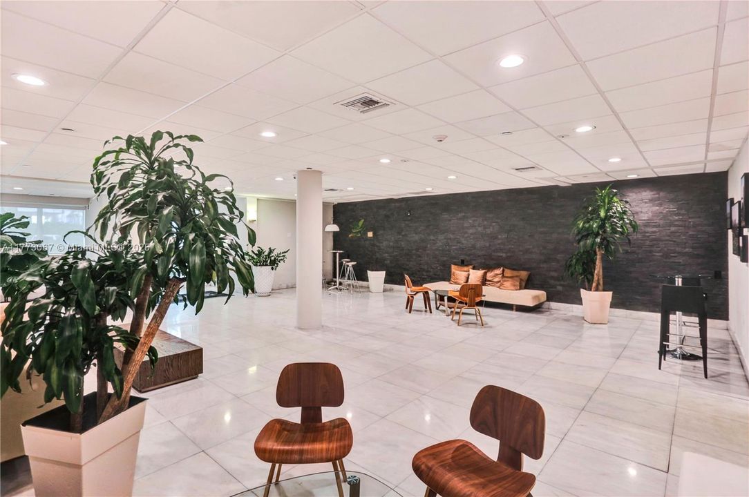 For Sale: $415,000 (2 beds, 1 baths, 983 Square Feet)