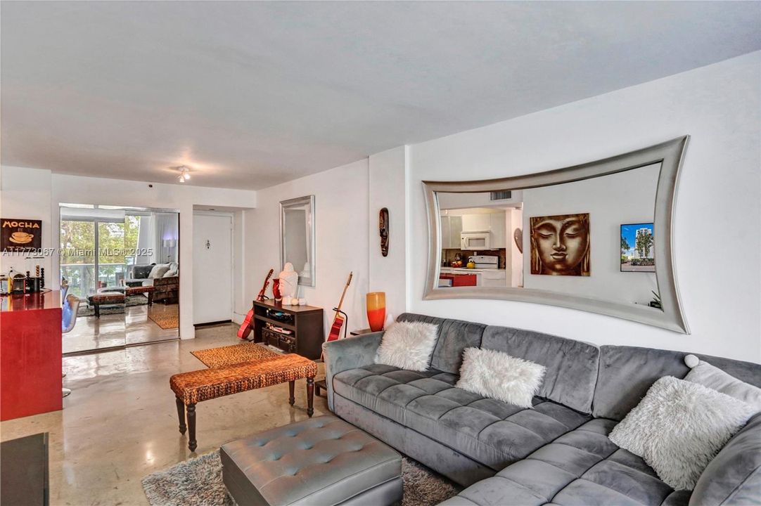 For Sale: $415,000 (2 beds, 1 baths, 983 Square Feet)