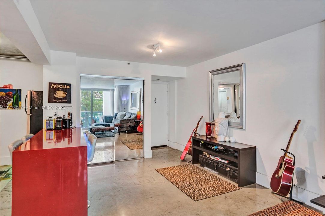 For Sale: $415,000 (2 beds, 1 baths, 983 Square Feet)