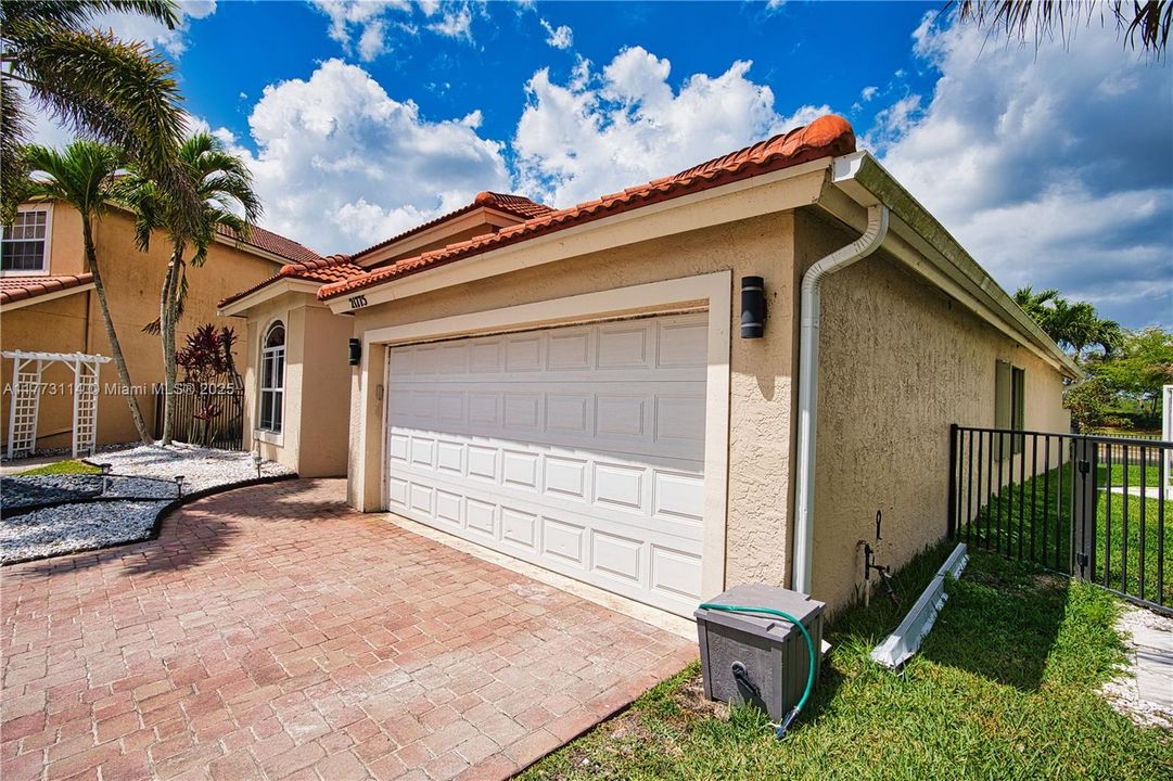 Recently Sold: $664,000 (4 beds, 2 baths, 1797 Square Feet)