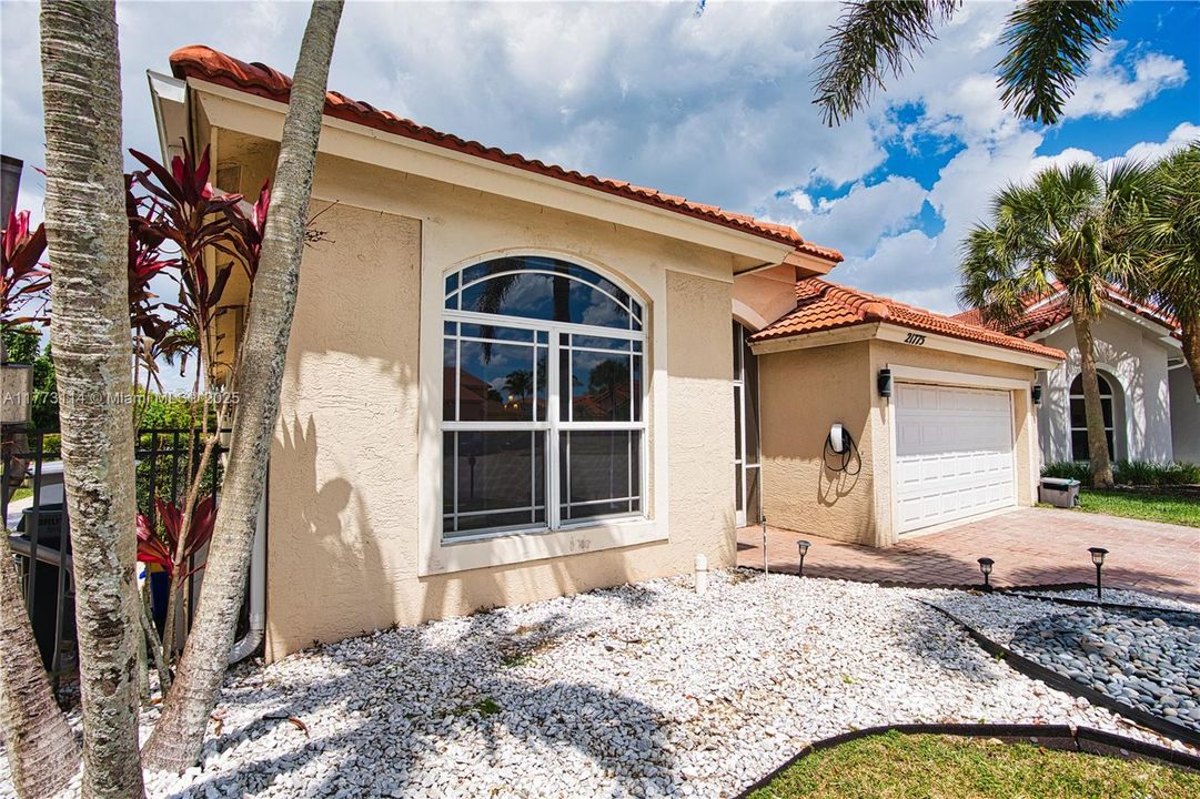 Recently Sold: $664,000 (4 beds, 2 baths, 1797 Square Feet)