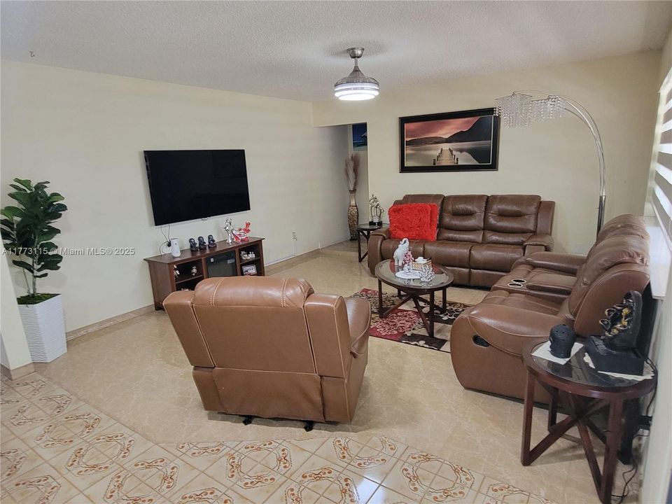 Recently Sold: $745,000 (4 beds, 3 baths, 1821 Square Feet)