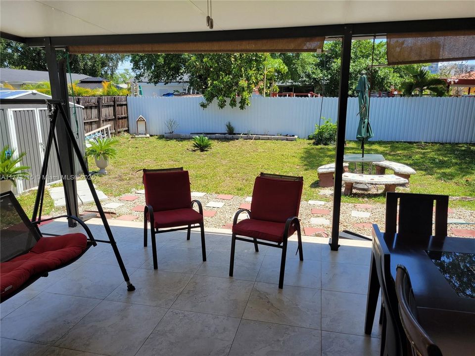 Recently Sold: $745,000 (4 beds, 3 baths, 1821 Square Feet)