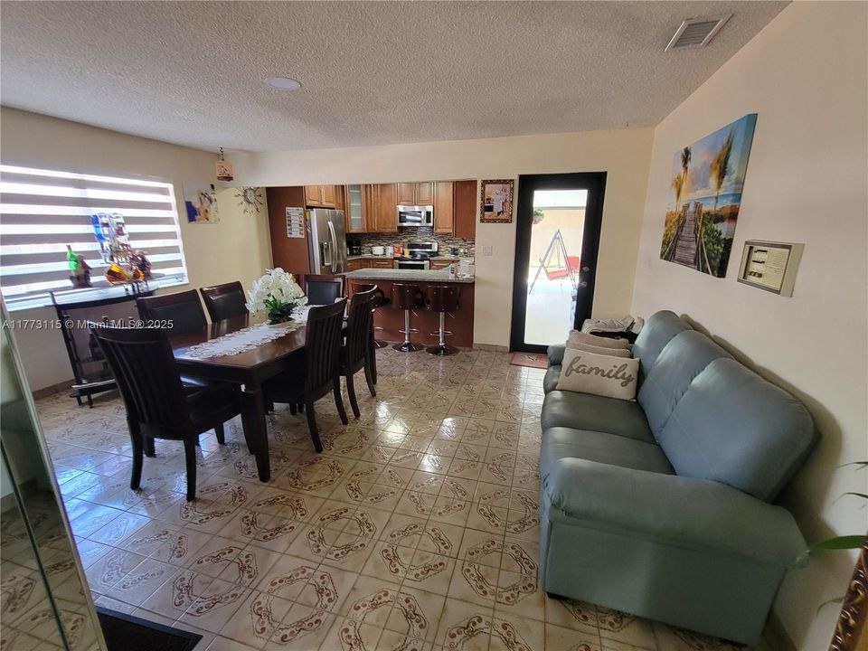 Recently Sold: $745,000 (4 beds, 3 baths, 1821 Square Feet)