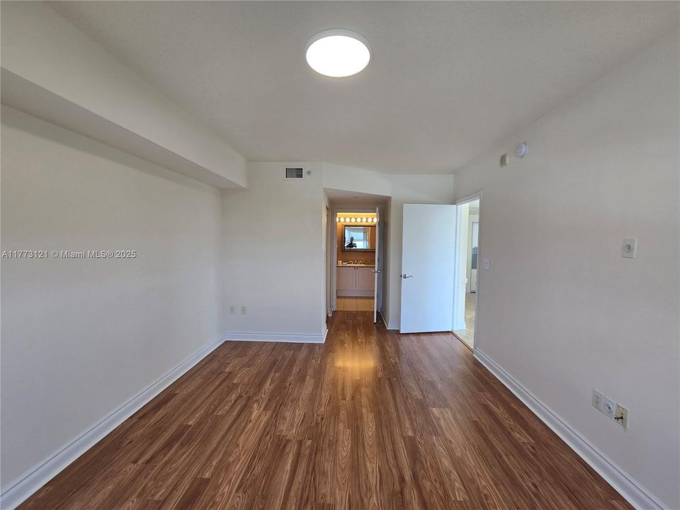 Под контрактом: $3,100 (2 спален, 2 ванн, 1245 Квадратных фут)