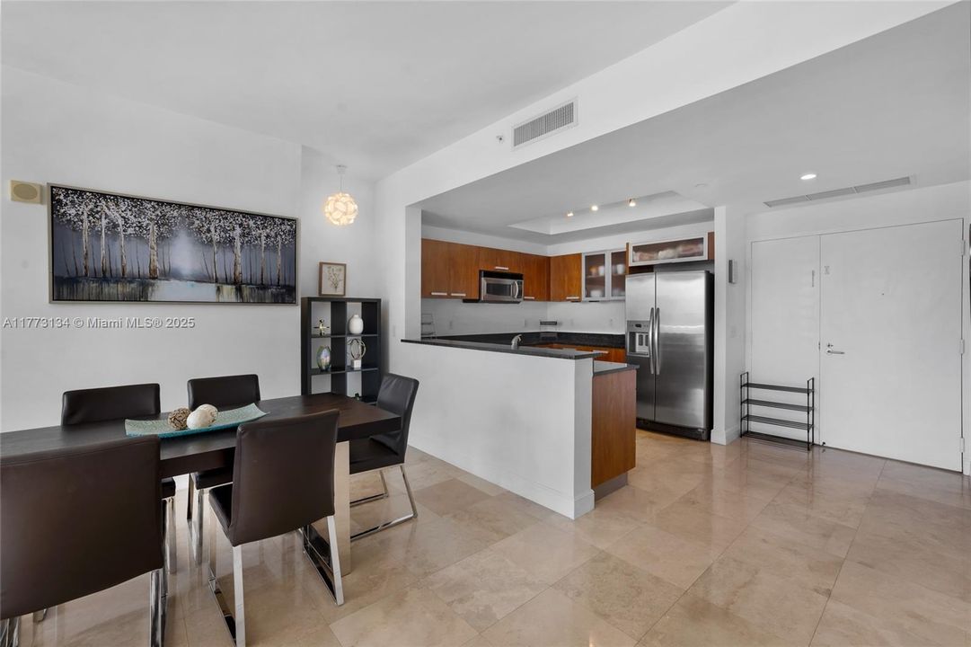 出租: $4,100 (2 贝兹, 2 浴室, 1241 平方英尺)