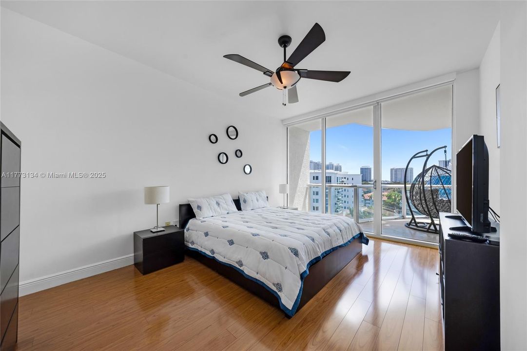 出租: $4,100 (2 贝兹, 2 浴室, 1241 平方英尺)