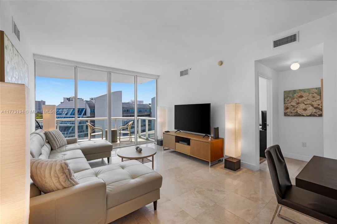 出租: $4,100 (2 贝兹, 2 浴室, 1241 平方英尺)