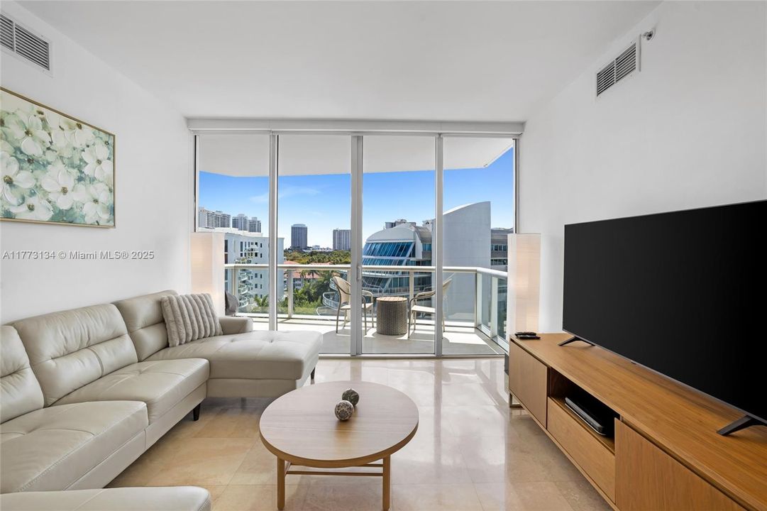 出租: $4,100 (2 贝兹, 2 浴室, 1241 平方英尺)