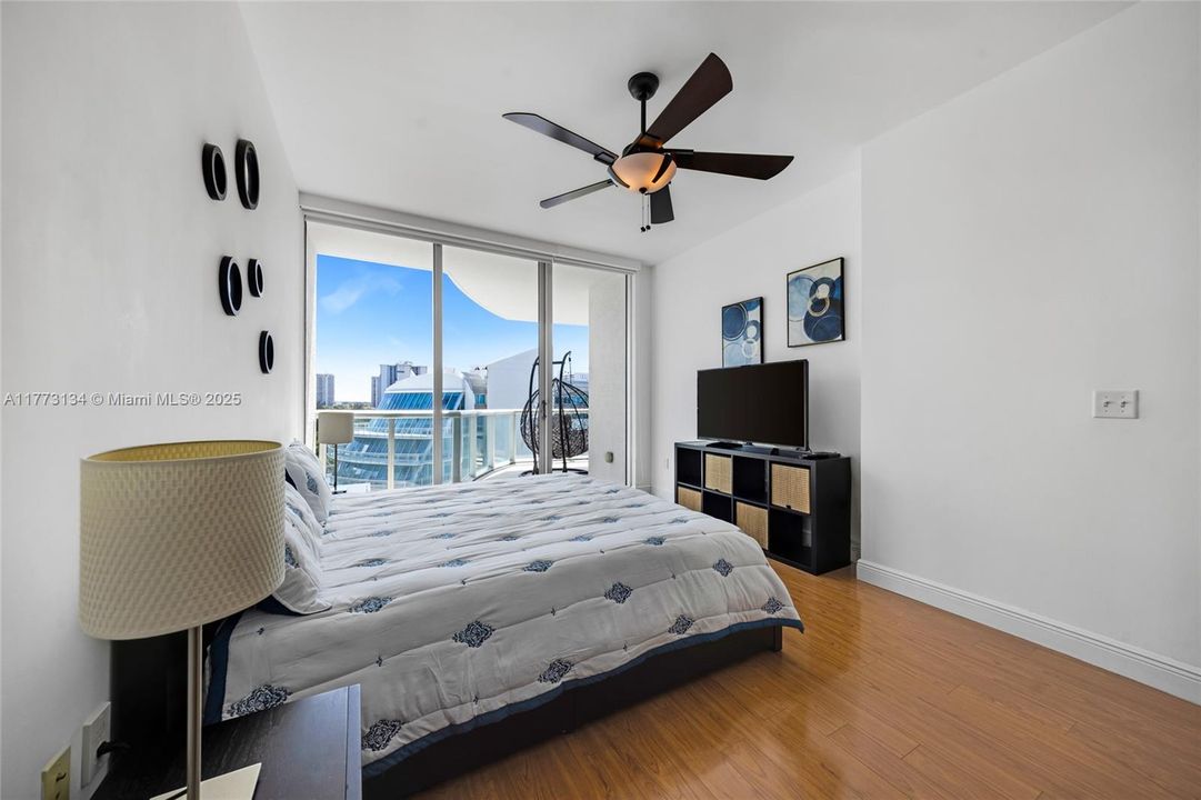 出租: $4,100 (2 贝兹, 2 浴室, 1241 平方英尺)