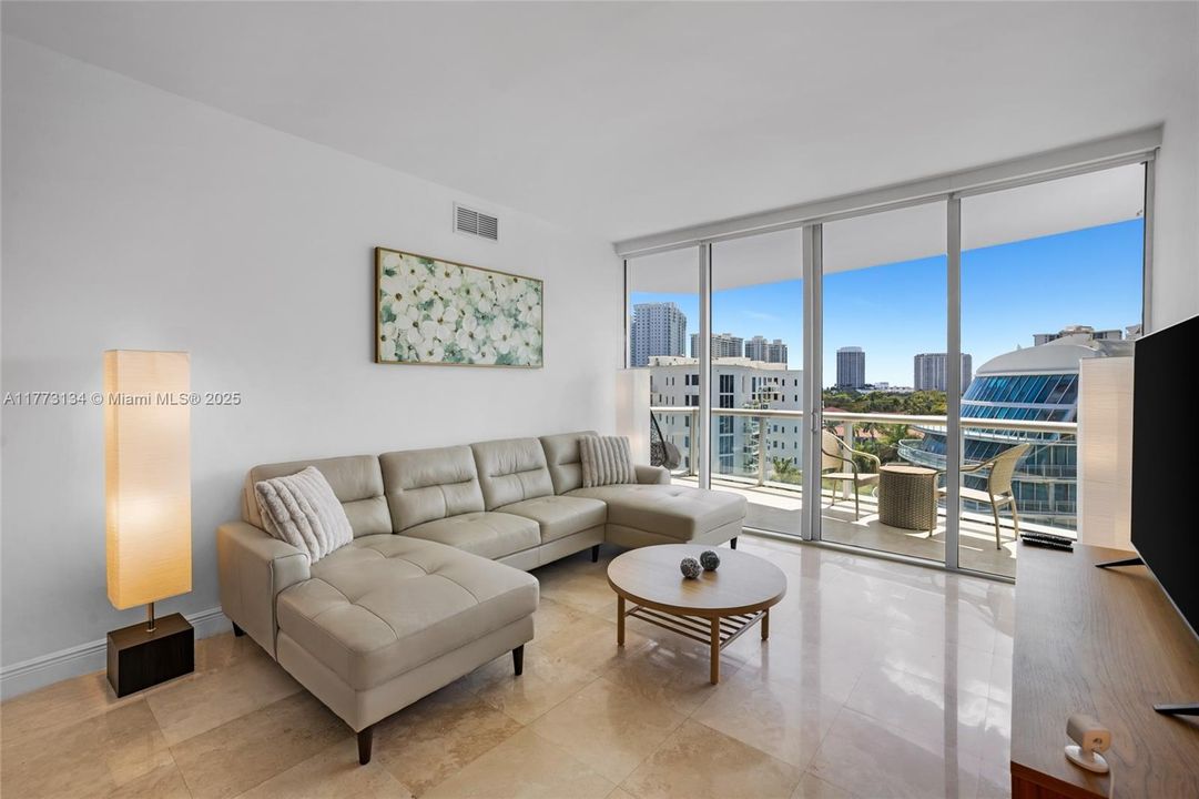 出租: $4,100 (2 贝兹, 2 浴室, 1241 平方英尺)