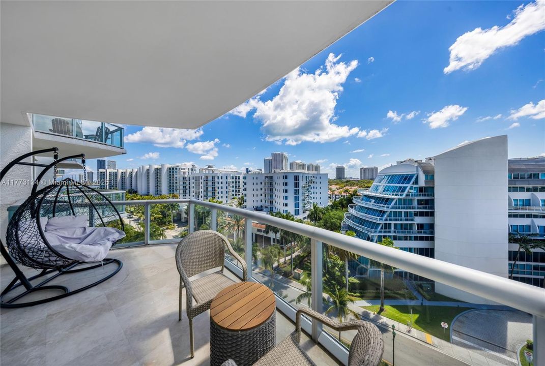 出租: $4,100 (2 贝兹, 2 浴室, 1241 平方英尺)