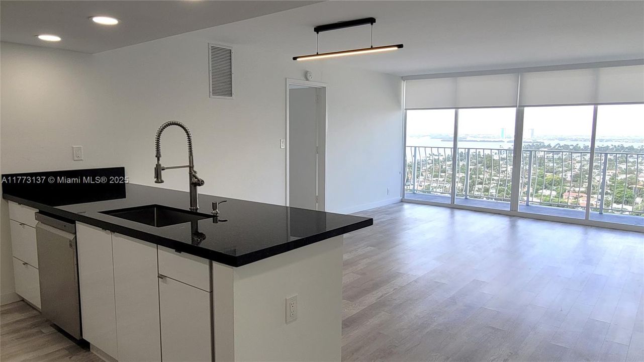 最近租的: $3,200 (2 贝兹, 2 浴室, 1030 平方英尺)