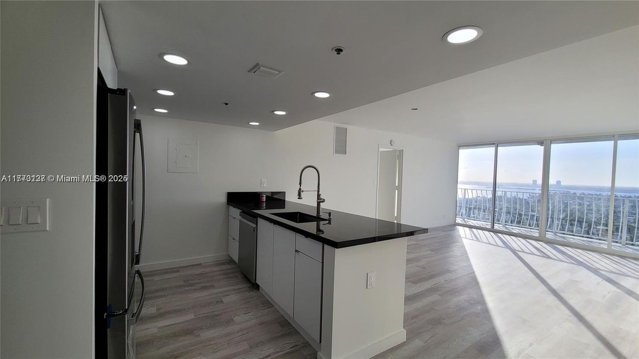 最近租的: $3,200 (2 贝兹, 2 浴室, 1030 平方英尺)