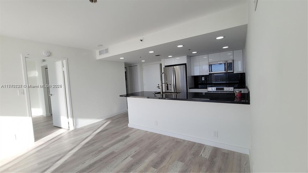 最近租的: $3,200 (2 贝兹, 2 浴室, 1030 平方英尺)