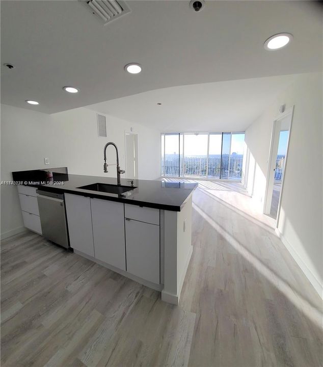 最近租的: $3,200 (2 贝兹, 2 浴室, 1030 平方英尺)