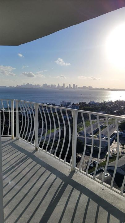 最近租的: $3,200 (2 贝兹, 2 浴室, 1030 平方英尺)