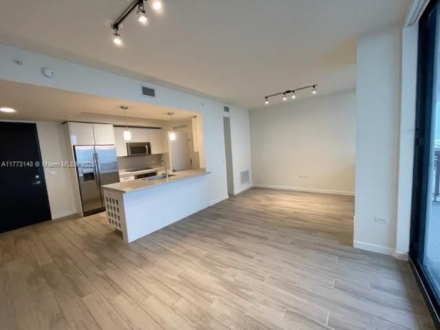 最近租的: $3,390 (1 贝兹, 1 浴室, 828 平方英尺)