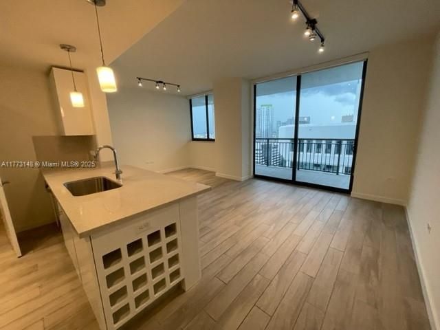 最近租的: $3,390 (1 贝兹, 1 浴室, 828 平方英尺)