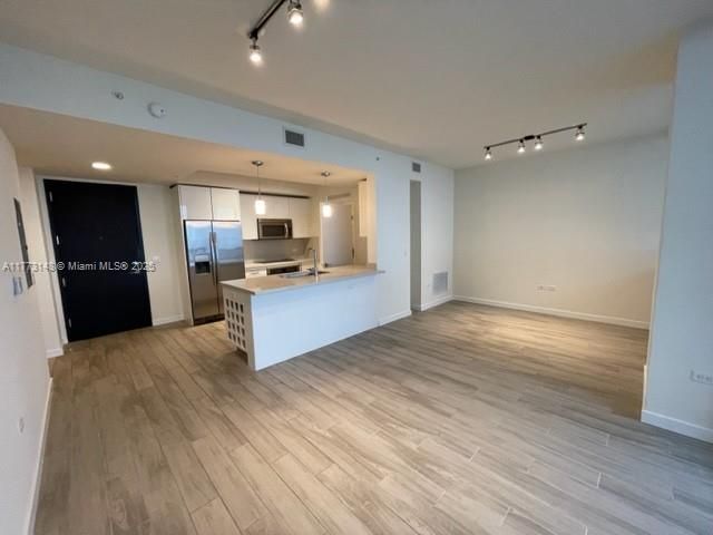 最近租的: $3,390 (1 贝兹, 1 浴室, 828 平方英尺)