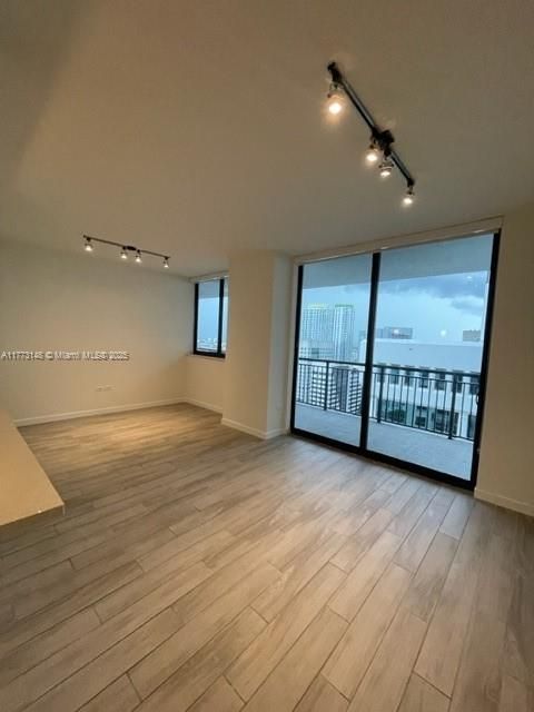 最近租的: $3,390 (1 贝兹, 1 浴室, 828 平方英尺)