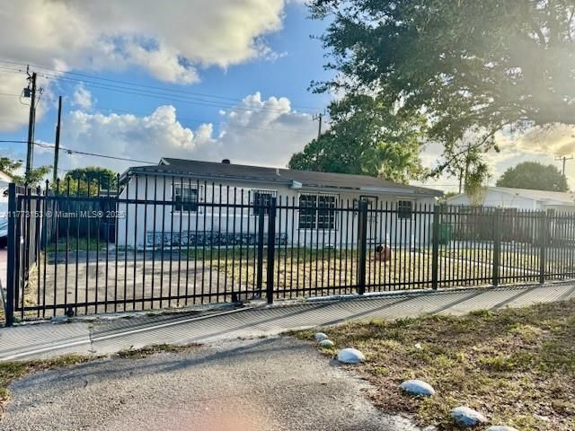 Recently Sold: $490,000 (3 beds, 1 baths, 1058 Square Feet)