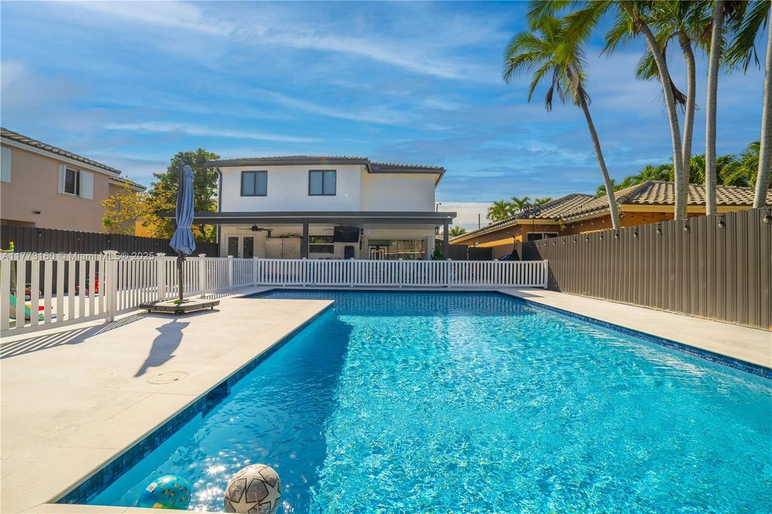 Recently Sold: $849,900 (4 beds, 3 baths, 2062 Square Feet)