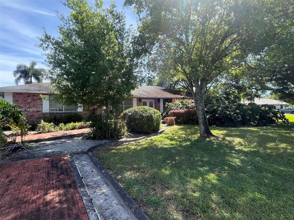 Vendido Recientemente: $920,000 (4 camas, 3 baños, 2602 Pies cuadrados)