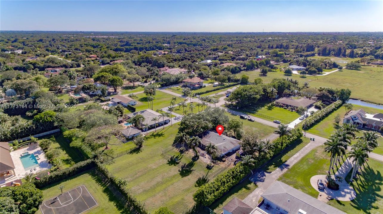 Vendido Recientemente: $920,000 (4 camas, 3 baños, 2602 Pies cuadrados)