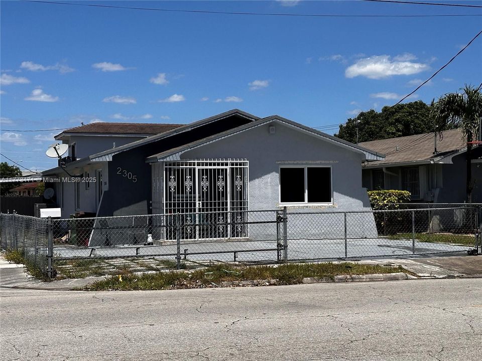 Recently Rented: $3,200 (4 beds, 2 baths, 1703 Square Feet)