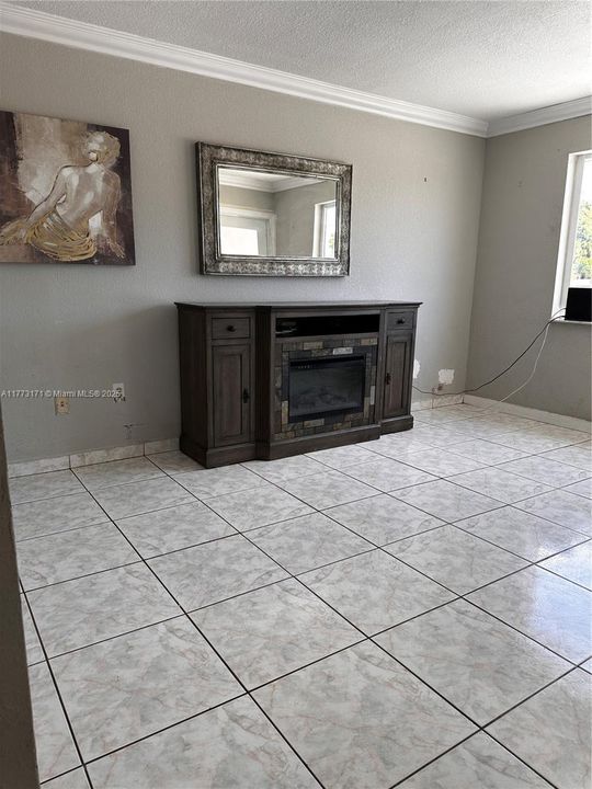 Recently Rented: $3,200 (4 beds, 2 baths, 1703 Square Feet)