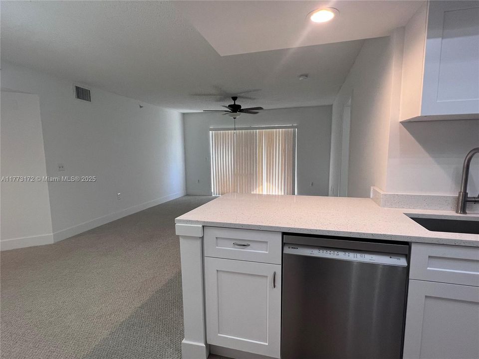 Vendido Recientemente: $381,000 (2 camas, 2 baños, 1054 Pies cuadrados)