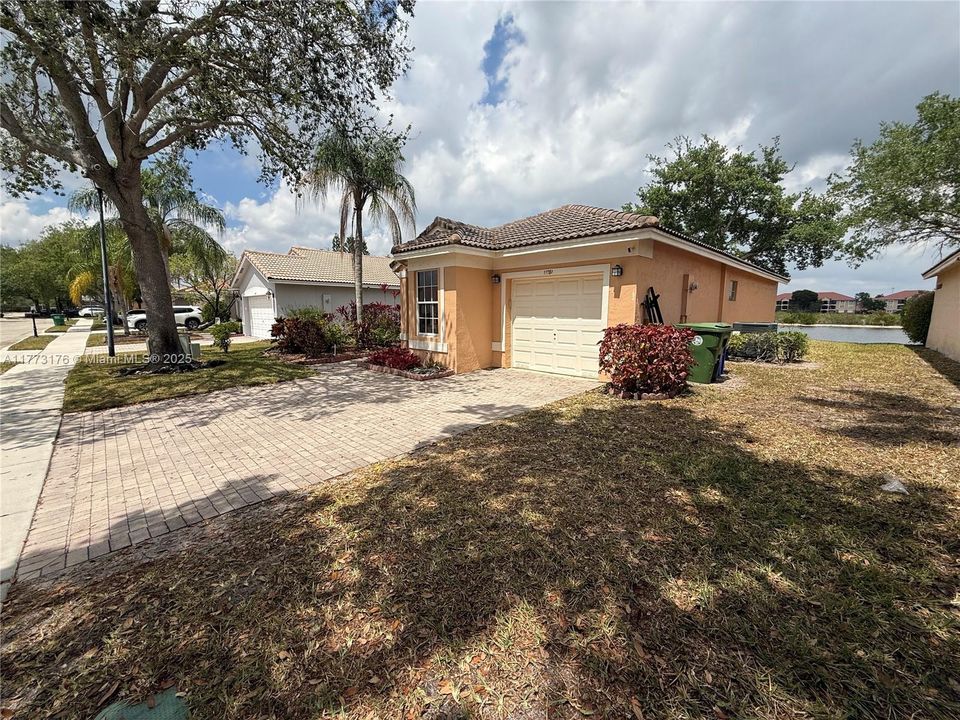 Active With Contract: $539,997 (3 beds, 2 baths, 1402 Square Feet)