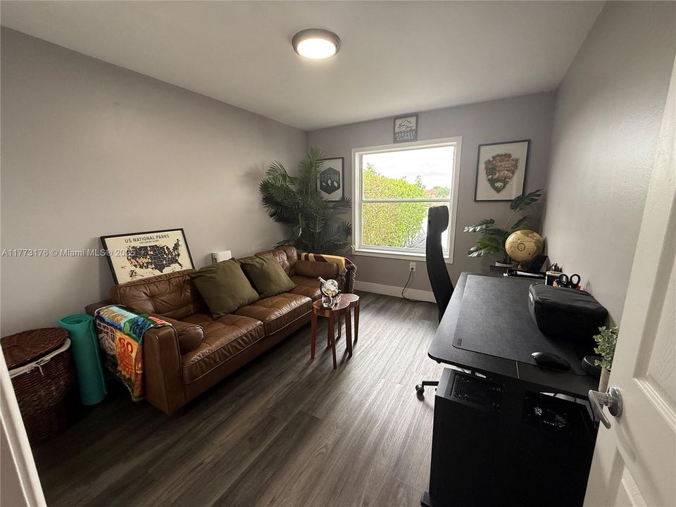 Active With Contract: $539,997 (3 beds, 2 baths, 1402 Square Feet)