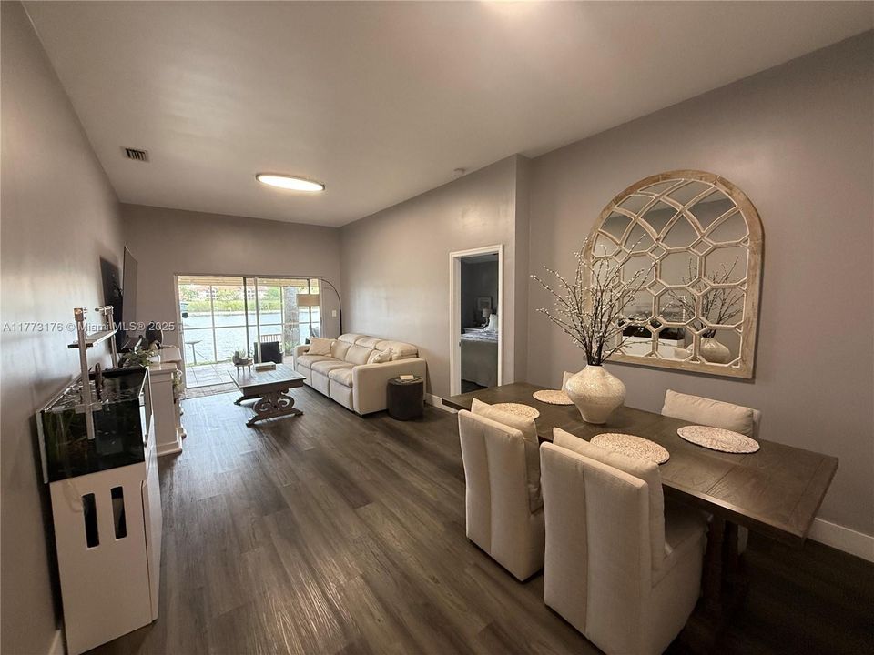 Active With Contract: $539,997 (3 beds, 2 baths, 1402 Square Feet)