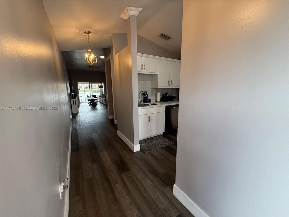 Active With Contract: $539,997 (3 beds, 2 baths, 1402 Square Feet)