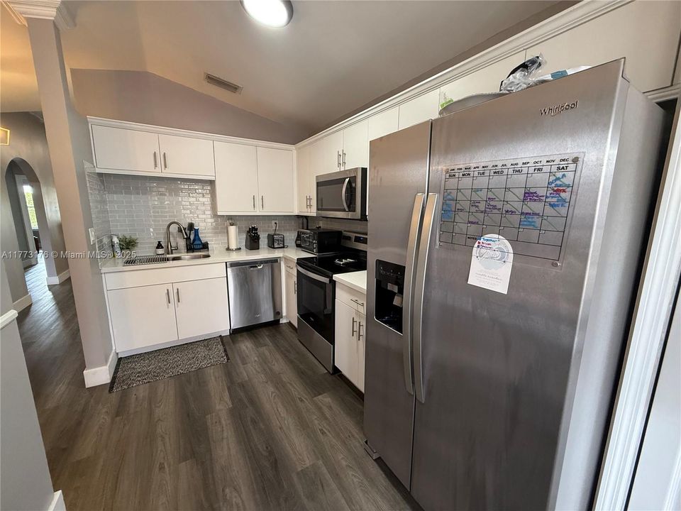 Active With Contract: $539,997 (3 beds, 2 baths, 1402 Square Feet)