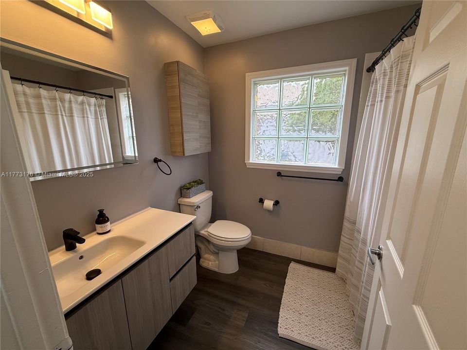 Active With Contract: $539,997 (3 beds, 2 baths, 1402 Square Feet)