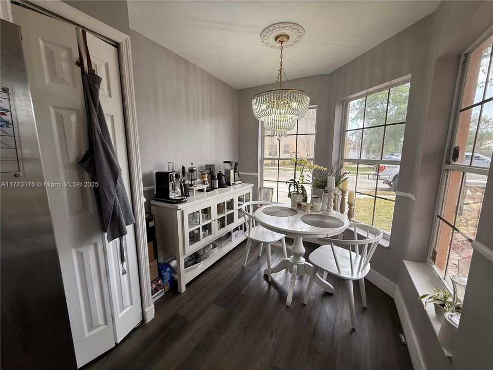 Active With Contract: $539,997 (3 beds, 2 baths, 1402 Square Feet)