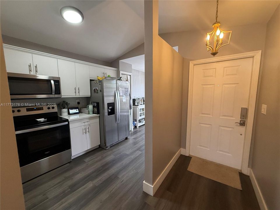 Active With Contract: $539,997 (3 beds, 2 baths, 1402 Square Feet)