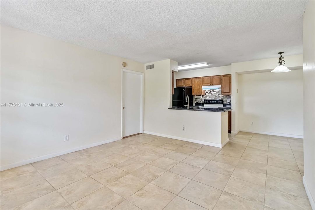 最近租的: $2,100 (2 贝兹, 2 浴室, 932 平方英尺)