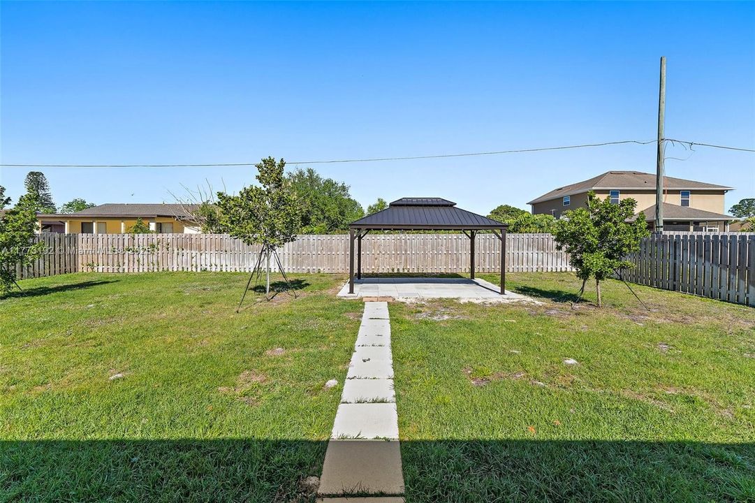 Recently Sold: $415,000 (4 beds, 2 baths, 2165 Square Feet)