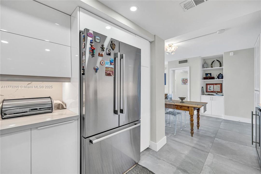 Recientemente alquilado: $4,950 (2 camas, 2 baños, 1270 Pies cuadrados)