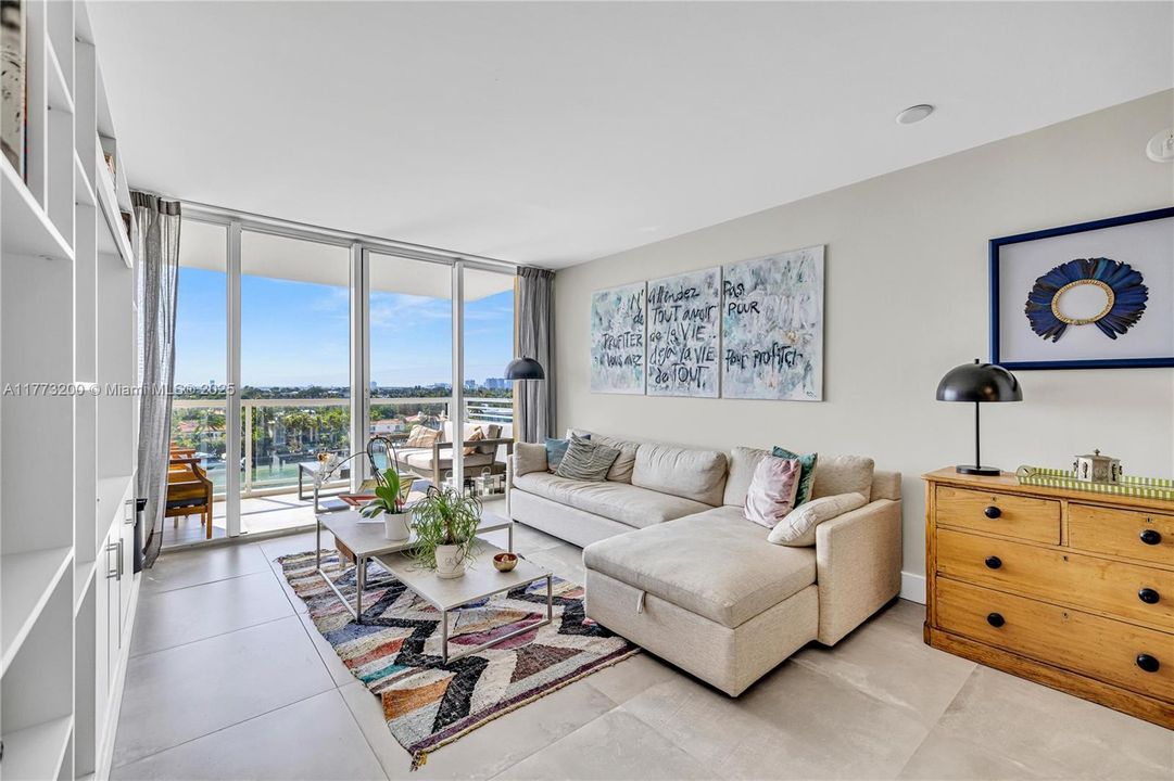 Recientemente alquilado: $4,950 (2 camas, 2 baños, 1270 Pies cuadrados)