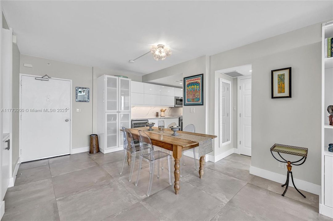 Recientemente alquilado: $4,950 (2 camas, 2 baños, 1270 Pies cuadrados)